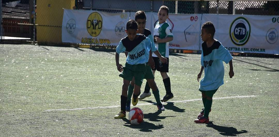 SHOW DE BOLA ESTRéIA COM O Pé DIREITO